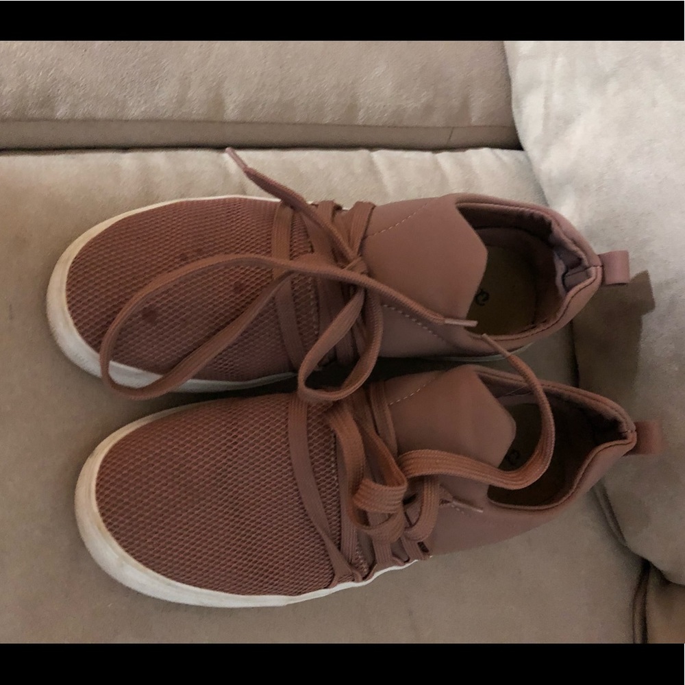 Women’s tennis shoes